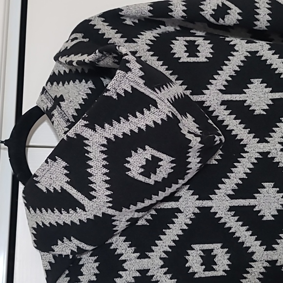 Cross Creek Southwestern Print Hooded Fringed Cape OS - Picture 7 of 9